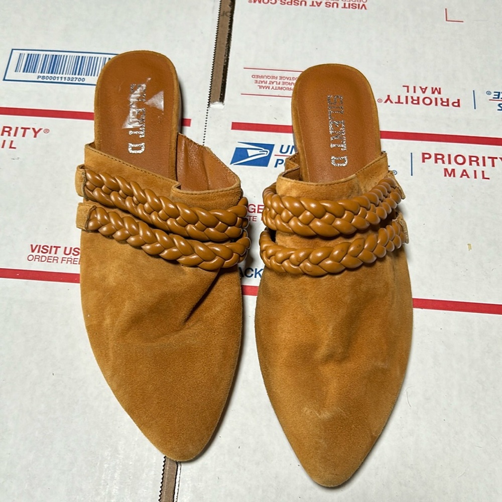 Size 8/39 mustard mule. Great condition